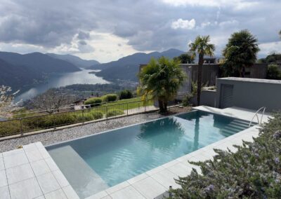 Piscina a Sfioro in Calcestruzzo – Design Elegante e Acqua Cristallina